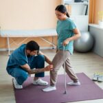 Medicina integrativa - Médico integrativo realizando un tratamiento de medicina integrada a una mujer en la mejor clínica medicina integrativa de Barcelona