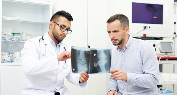 Reumatólogos - Médico de los huesos observando la radiografía de un paciente de reumatología en Barcelona