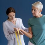 Terapeutas ocupacionales - Terapeuta profesional realizando una sesión de terapia ocupacional a una mujer adulta en Barcelona