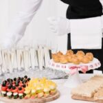 Catering para eventos - Camarero organizando el banquete del catering para fiestas en Barcelona