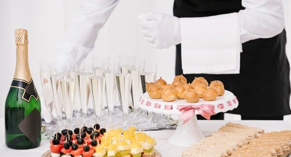 Catering para eventos - Camarero organizando el banquete del catering para fiestas en Barcelona
