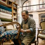 Tapiceros de muebles - Hombre realizando un tapizado de sofás en la mejor tapicería Barcelona